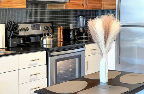 Beverly Hills Apartment | Elegant City Escape | Gym & Pool | 10mins to Cedar