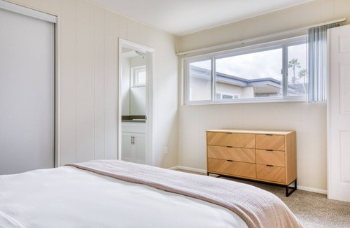 Encino Apartment | Elegant Encino 3BR w/ W/D, Pool & Gym, nr Ventura Blvd, by Blueground