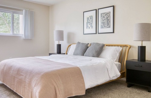 Encino Apartment | Elegant Encino 3BR w/ W/D, Pool & Gym, nr Ventura Blvd, by Blueground