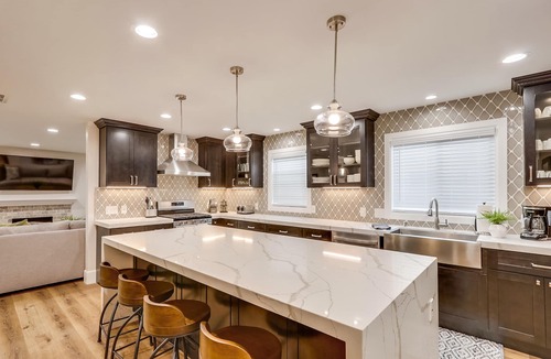 Orange House | Elegant Home w/Lrg Jacuzzi & 3 King EnSuites