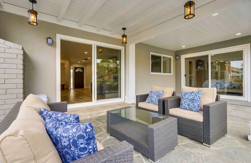 Orange House | Elegant Home w/Lrg Jacuzzi & 3 King EnSuites