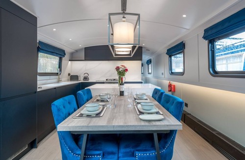 Limehouse Boat Rental | Elegant houseboat near Canary Wharf