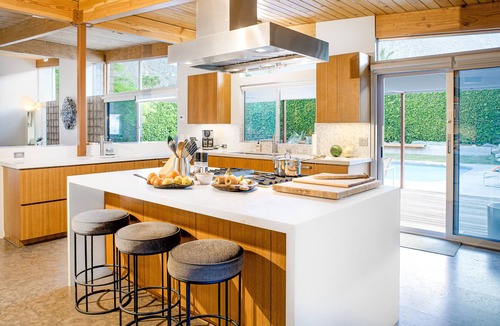 Vista Las Palmas House | Elegant, mid-century Alexander butterfly home w/pool & gas grill