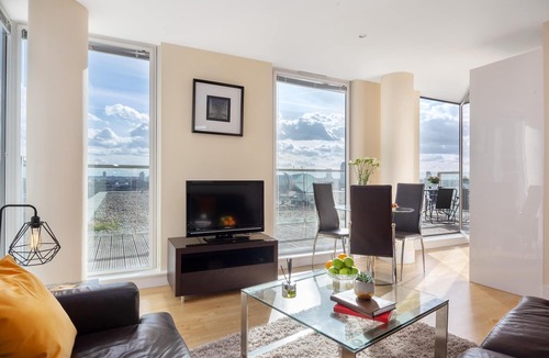 Isle of Dogs Apartment | Elegant One Bed Apartment in Heart of Canary Wharf