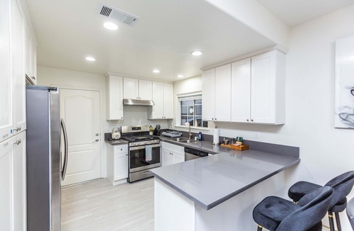 East Pasadena Apartment | Elegant Pasadena Retreat Prime Comfort Awaits
