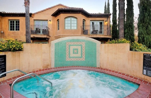 Los Gatos Hotel | Elegant Room with Free Parking, Balcony & Outdoor Pool Near Santa Cruz