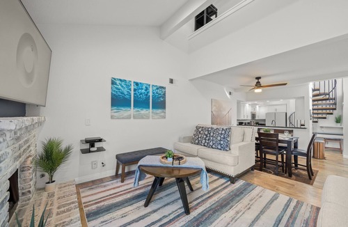 Huntington Beach Condo | Elegant & Spacious ☆ Close to Beach & Hiking Trails ☆ Resort Amenities ☆ Balcony