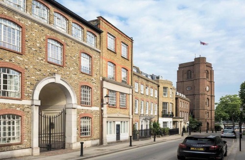St. Mary's Park Apartment | Elegant & Unique Townhouse Near Battersea Park