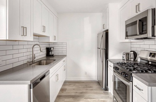 Valley Village Apartment | Elegant Valley Village 1BR w/ Pool, BBQ, near Ventura Blvd, by Blueground