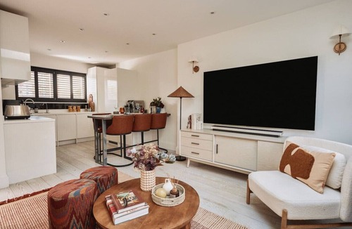 Fulham Apartment | Elegantly Stylish Fulham Apartment with Terrace