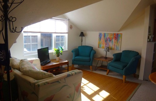 Eureka House | Elevated guest house : observe wildlife & near Zoo too!
