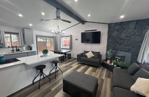 Woodlands Cabin | Elevated Vibes + A/C + Hot-Tub & Ping Pong!
