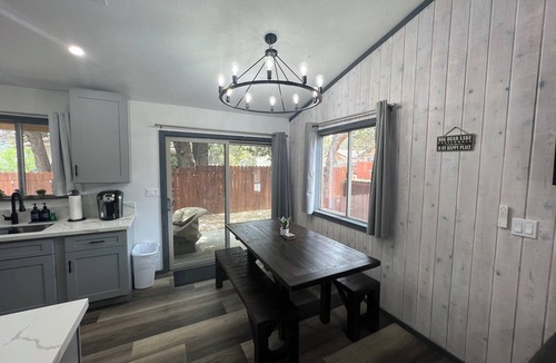 Woodlands Cabin | Elevated Vibes + A/C + Hot-Tub & Ping Pong!