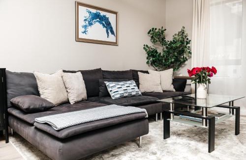 Miracle Mile Apartment | Elite 2BD in Miracle Mile