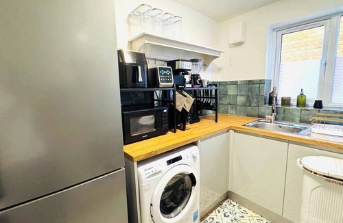 North End Apartment | Elizabeth Line - Parking - WiFi - Sleeps 4