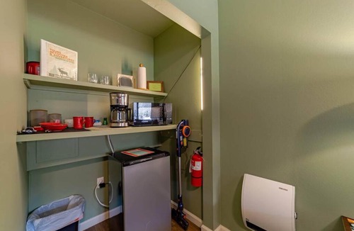 Orick House | Elk Meadow Cabins 13B Bears Den - Single Room