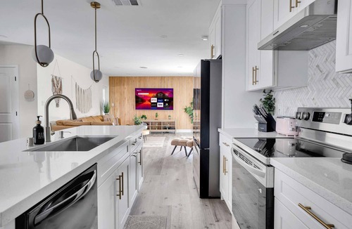 Southwest Anaheim House | Elsa's Enchanting Escape 8 minutes to Disney & Convention Center