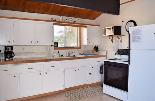 Upper Moonridge Cabin | Emerald Alps by Destination Big Bear : Lake and Mountain Views! Hot Tub! Foosball! Gas BBQ! Close to Bear Mtn!