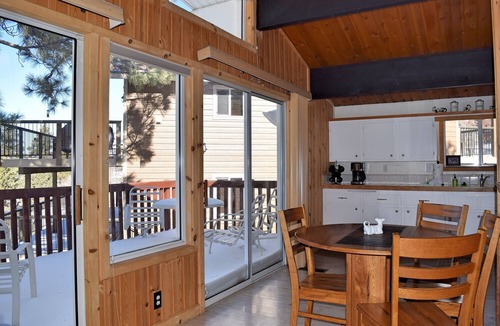 Upper Moonridge Cabin | Emerald Alps by Destination Big Bear : Lake and Mountain Views! Hot Tub! Foosball! Gas BBQ! Close to Bear Mtn!