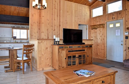 Upper Moonridge Cabin | Emerald Alps by Destination Big Bear : Lake and Mountain Views! Hot Tub! Foosball! Gas BBQ! Close to Bear Mtn!