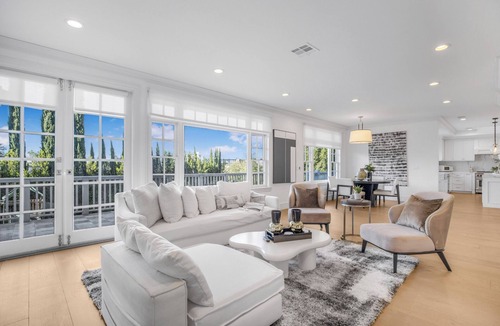 Sherman Oaks House | Emerson Estate - Gorgeous Sherman Oaks Estate with Private Yard and Pool
