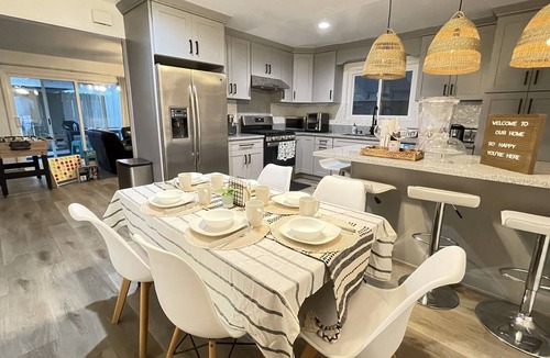 Huntington Beach House | 𝙴𝚗𝚌𝚑𝚊𝚗𝚝𝚎𝚍 𝟺𝙱𝚁/𝟸𝙱𝙰 𝚐𝚞𝚎𝚜𝚝𝚑𝚘𝚞𝚜𝚎 𝚗𝚎𝚊𝚛 𝙳𝚒𝚜𝚗𝚎𝚢, 𝙱𝚎𝚊𝚌𝚑𝚎𝚜
