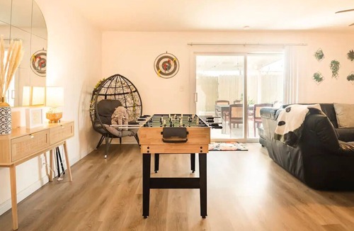 Huntington Beach House | 𝙴𝚗𝚌𝚑𝚊𝚗𝚝𝚎𝚍 𝟺𝙱𝚁/𝟸𝙱𝙰 𝚐𝚞𝚎𝚜𝚝𝚑𝚘𝚞𝚜𝚎 𝚗𝚎𝚊𝚛 𝙳𝚒𝚜𝚗𝚎𝚢, 𝙱𝚎𝚊𝚌𝚑𝚎𝚜