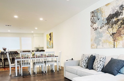 La Habra House | Enchanted Oasis: Spacious 4BR 18mins to Disneyland Pet Friendly Gametable 4Queen