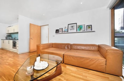 Hoxton West Condo | Enchanting 1-bedroom apartment in Shoreditch, London in architect building
