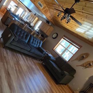 Big Bear Lake House | Enchanting Cabin with Hot Tub & Quiet Neighborhood