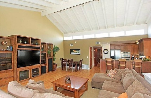 Santa Ana Heights House | End-of-Summer Sale Newport Beach 3BR, Steps to Sand, Bikes, Balcony & Parking