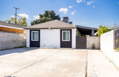 Compton Apartment | Enjoy a stylish experience at this centrally-located place.