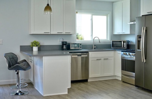 La Crescenta House | Enjoy La Crescenta Living. Work, Play, Swim.