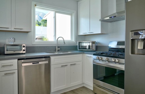 La Crescenta House | Enjoy La Crescenta Living. Work, Play, Swim.