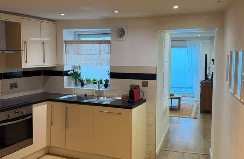 Hampton Wick Apartment | Enjoyable 3-bedroom apartment in charming Hampton Wick neighborhood