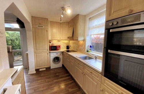 Holbrooks House | Ensuite Sin Room near CBS Arena and M6 in CV6 4DF
