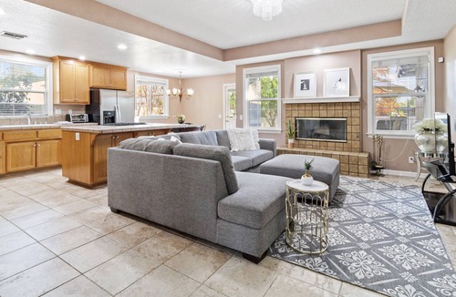North Central House | Entire 4-Bedroom Single Family Home near Rose Bowl with King & Queen Beds