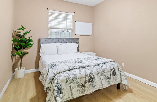 North Central House | Entire 4-Bedroom Single Family Home near Rose Bowl with King & Queen Beds