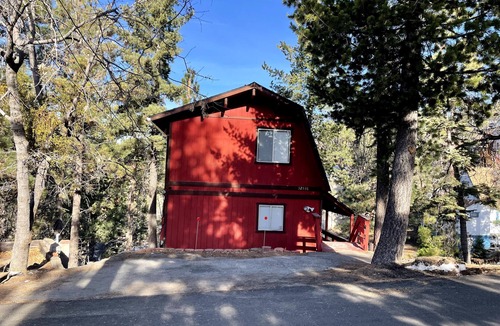 Arrowbear Lake Cabin | Entire Cabin! Cozy 2 bedroom that sleeps 6. Just minutes from Snow Valley!