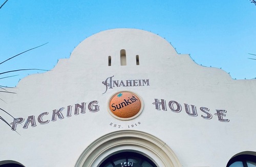Anaheim Colony Historic District House | Entire House 6 Mins to Disneyland! Rooftop and Swimming Pool!