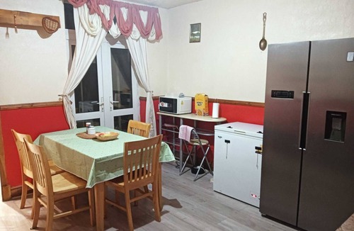 Nuneaton House | Entire Nuneaton Home Sleeps up to 6 Guests Near Town and George Eliot Hospital