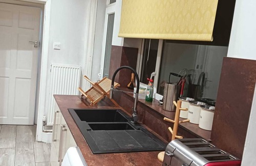 Nuneaton House | Entire Nuneaton Home Sleeps up to 6 Guests Near Town and George Eliot Hospital