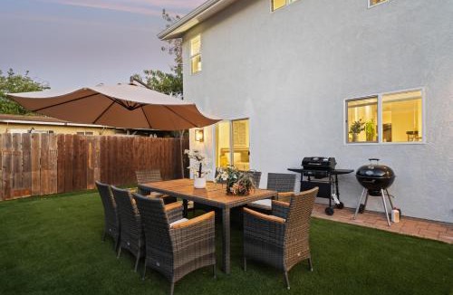 Bostonia House | Entire Private 3BR - 2Bth w Yard, Parking, King Bed, Hot Tub