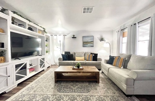 Palmdale House | ✰EntireHome✰SelfCheck-In✰W/D✰100MbsWifi✰A/C✰Yard