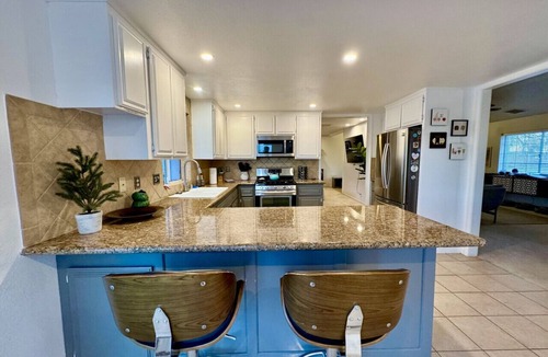 Joshua Tree House | Epic Views, Huge House, Acres of J-Trees to explore + Hot Tub, Pool, AC & Golf!