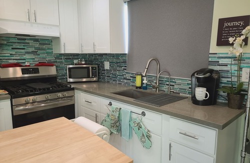 North Hollywood House | Escape to a Stylish-Villa in North Hollywood with private garden & jacuzzi