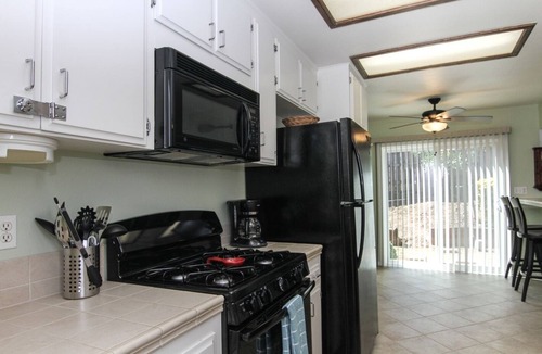North Broadway House | Escondido's Gem! Sleeps 11! POOL INCLUDED