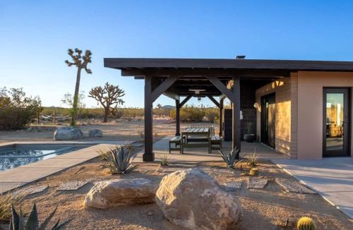 Landers House | Escondite: Modern Desert Hideout w Pool + Spa