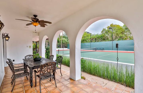 Sherman Oaks House | Estate in Sherman Oaks/Los Angeles with tennis court/pool/jacuzzi