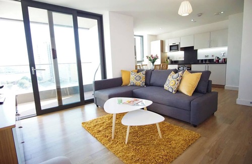 Royal Docks Apartment | Excel Centre | O2 Arena | City Airport w/Parking